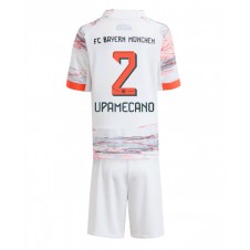 Bayern Munich Dayot Upamecano #2 Bortaställ Barn 2025-26 Korta ärmar (+ Korta byxor)